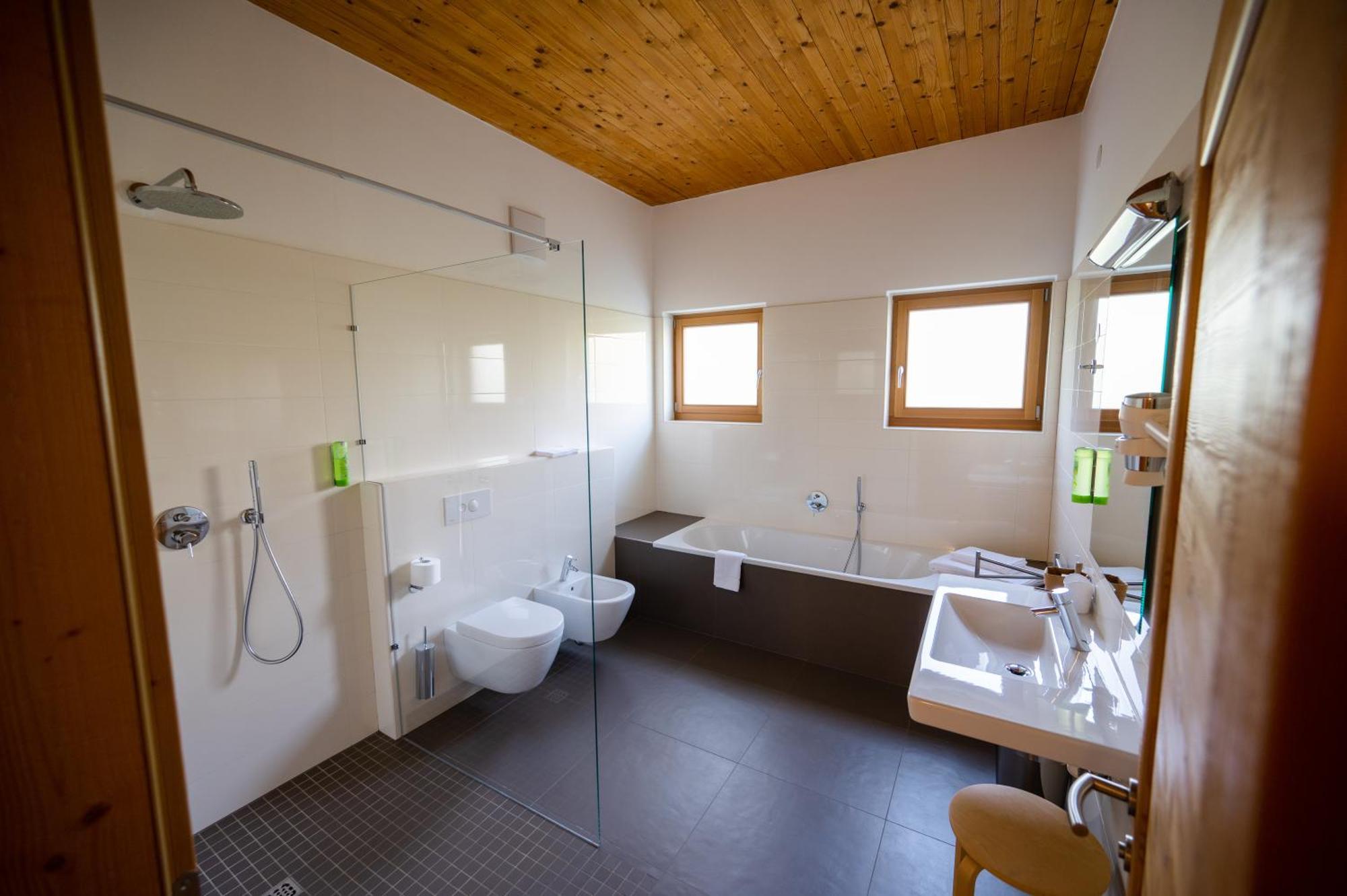 Garni Tuttotondo Hotel Levico Terme Szoba fotó